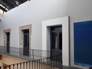 a building with a blue door and a balcony at Palacio Julio Hotel in Puebla