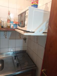 une cuisine avec une cuisinière et un micro-ondes dans l'établissement TODO AL ALCANCE DE LA MANO, à Mendoza 10 autres photos