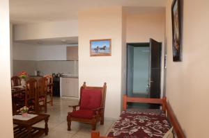 ein Wohnzimmer mit einem Tisch und Stühlen sowie eine Küche in der Unterkunft Apartamentos Naomi in El Carmen