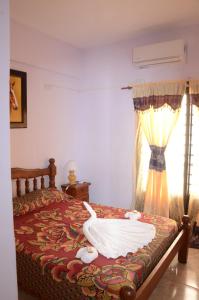 ein Schlafzimmer mit einem Bett mit einem Schwan darauf in der Unterkunft Apartamentos Naomi in El Carmen