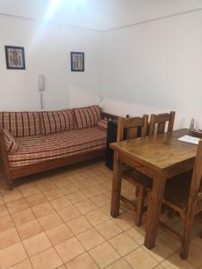 - un salon avec un canapé et une table dans l'établissement TODO AL ALCANCE DE LA MANO, à Mendoza