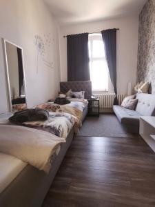 Un pat sau paturi într-o cameră la Pension Zur Alten Post