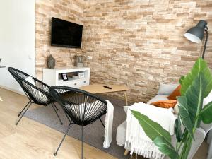 uma sala de estar com uma parede de tijolos em Apartamento Brisas em Sevilha