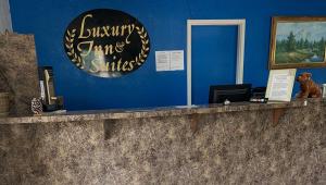 uma parede azul com um sinal que diz "biryani time sorri" em Luxury Inn Forrest City em Forrest City