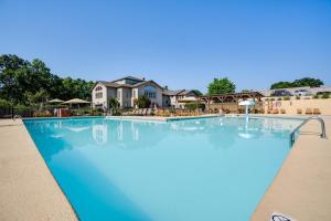 Hadley's Place at Pointe Royale, Pristine 2 Bed 2 Bath Condo内部或周边的泳池