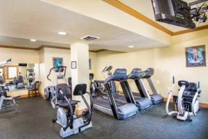 Hadley's Place at Pointe Royale, Pristine 2 Bed 2 Bath Condo的健身中心和/或健身设施