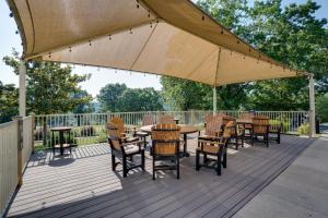 Hadley's Place at Pointe Royale, Pristine 2 Bed 2 Bath Condo的阳台或露台