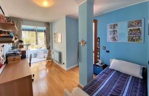 Habitación con paredes azules y cama. en CasaBella in Moltrasio – Lake Como, en Moltrasio
