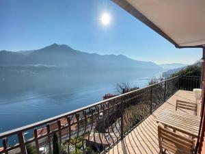 balcón con banco y vistas al agua en CasaBella in Moltrasio – Lake Como, en Moltrasio