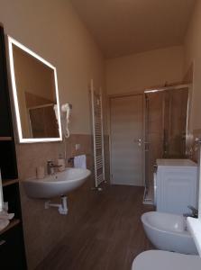 Un baño con dos lavabos y una ducha. en V & G House, en Verona