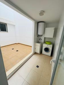 APARTAMENTO SITUADO EN EL CENTRO CON 3 HABITACIONES, DISPONE DE AIRE ACONDICIONADO Y WIFI A 150m DE LA PLAYA Y EL CASTILLO的一间浴室