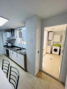 佩尼斯科拉APARTAMENTO SITUADO EN EL CENTRO CON 3 HABITACIONES, DISPONE DE AIRE ACONDICIONADO Y WIFI A 150m DE LA PLAYA Y EL CASTILLO的带水槽和台面的厨房