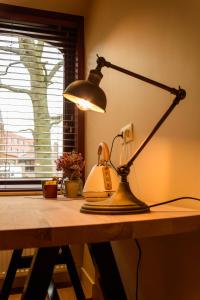 un escritorio con una lámpara encima de una mesa en 't Knus Gewilg, en Avelgem