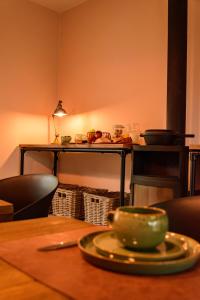 una mesa con un tazón verde encima en 't Knus Gewilg, en Avelgem