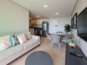 - un salon avec un canapé et une table dans l'établissement Portal Meireles Vista Mar 2 Suítes 150m Beira Mar, à Fortaleza