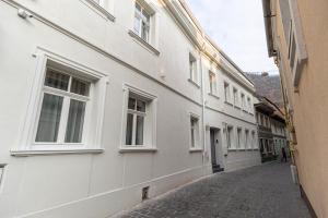 un callejón en un edificio blanco con ventanas en Richter Residence, en Brasov