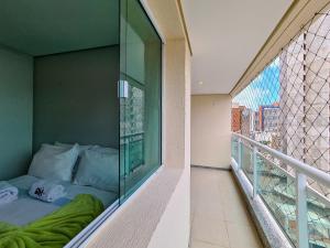 Cette chambre comprend un lit sur un balcon. dans l'établissement Portal Meireles Vista Mar 2 Suítes 150m Beira Mar, à Fortaleza