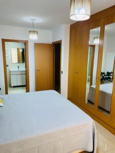 APARTAMENTO SITUADO EN EL CENTRO CON 3 HABITACIONES, DISPONE DE AIRE ACONDICIONADO Y WIFI A 150m DE LA PLAYA Y EL CASTILLO客房内的一张或多张床位