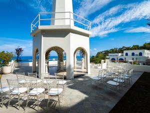 ein Veranstaltungsort für Hochzeiten mit Stühlen und einem Turm in der Unterkunft Royal Avila Boutique Resort in Senggigi 