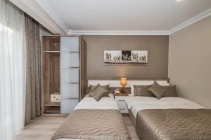 Un pat sau paturi într-o cameră la Alphonse Hotel