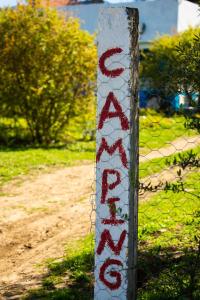 Znak na płocie z czerwonym napisem w obiekcie camping panorama w mieście Ouazzane