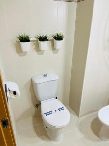 APARTAMENTO SITUADO EN EL CENTRO CON 3 HABITACIONES, DISPONE DE AIRE ACONDICIONADO Y WIFI A 150m DE LA PLAYA Y EL CASTILLO的一间浴室