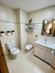 APARTAMENTO SITUADO EN EL CENTRO CON 3 HABITACIONES, DISPONE DE AIRE ACONDICIONADO Y WIFI A 150m DE LA PLAYA Y EL CASTILLO的一间浴室