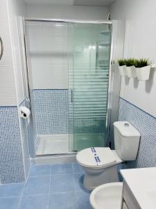 APARTAMENTO SITUADO EN EL CENTRO CON 3 HABITACIONES, DISPONE DE AIRE ACONDICIONADO Y WIFI A 150m DE LA PLAYA Y EL CASTILLO的一间浴室