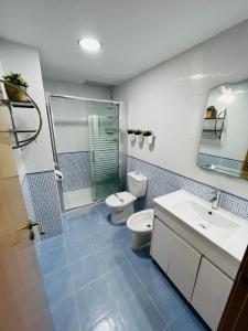 APARTAMENTO SITUADO EN EL CENTRO CON 3 HABITACIONES, DISPONE DE AIRE ACONDICIONADO Y WIFI A 150m DE LA PLAYA Y EL CASTILLO的一间浴室