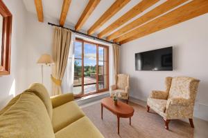 sala de estar con sofá y 2 sillas en Finca Sa Bastida Luxury Retreat & Spa Adults Only en Sant Joan