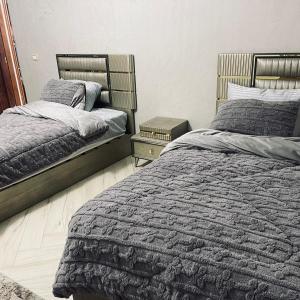 Kép شقه سكنيه على المحور المركزي مقابل النقل الجماعي szállásáról in 6th Of October a galériában