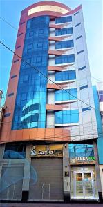un edificio alto con una tienda de samsara delante de él en Samkauta Hotel & Suite, en Juliaca