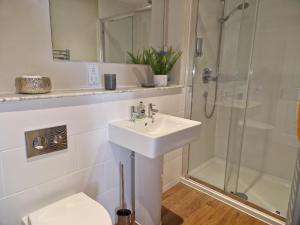 a bathroom with a sink and a shower at The Pelican Inn in Devizes +51 photos