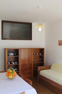Una habitación con una cama y un bol de fruta en una mesa en Europa Unita Apartment en Grado
