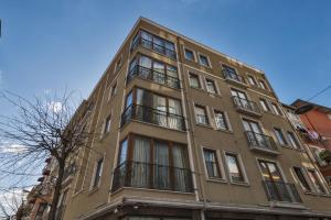 ein hohes Gebäude mit Balkon an der Seite in der Unterkunft Alphonse Hotel in Istanbul