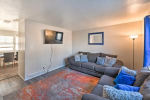 Posezení v ubytování Family-Friendly Rockford Home with Private Yard!