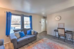 Posezení v ubytování Family-Friendly Rockford Home with Private Yard!