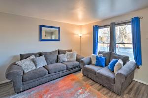 Posezení v ubytování Family-Friendly Rockford Home with Private Yard!