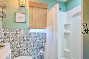 Ένα μπάνιο στο On-Site Lake Conroe Access - Updated Cabin Rental +26 φωτογραφίες
