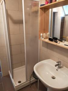 a bathroom with a sink and a shower at La Dependance in Centro in Follonica