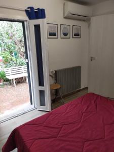 een slaapkamer met een bed en een glazen schuifdeur bij La Dependance in Centro in Follonica