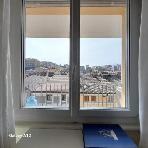 een raam met uitzicht op een stad buiten bij Trieste Mia Rooms in Trieste