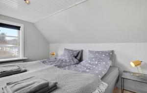 a white bedroom with a bed and a window at Heidis Residence-Sandkaas, Bornholm in Allinge