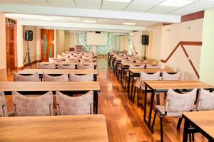 una stanza piena di tavoli e sedie in una classe di Samkauta Hotel & Suite a Juliaca