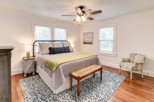 um quarto com uma cama, uma ventoinha de tecto e uma cadeira em Vacation Rental about 2 Mi to Magnolia Market! em Waco