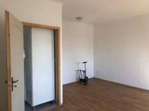 ein leeres Zimmer mit einer weißen Wand und einer offenen Tür in der Unterkunft Feel Natural and Relaxed in a 3 Bedroom Apartment in Gyongyosfalu in Gyöngyösfalu