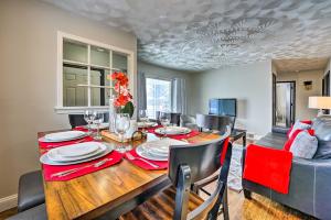 WestlandにあるWestland Home with Yard about 20 Mi to Downtown Detroit!のダイニングルーム(赤いナプキンを乗せたテーブル付)