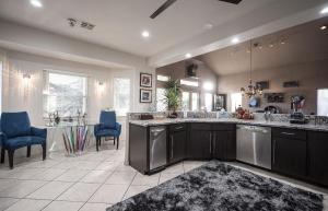 Rare Gem - Private Pool- Fine Dining - Close to Las Vegas Strip & Airport