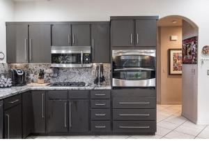 Rare Gem - Private Pool- Fine Dining - Close to Las Vegas Strip & Airport