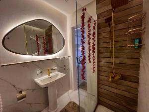 uma casa de banho com um lavatório e um espelho em Madinaty, Elite new studio families and married couples only em Madinaty
